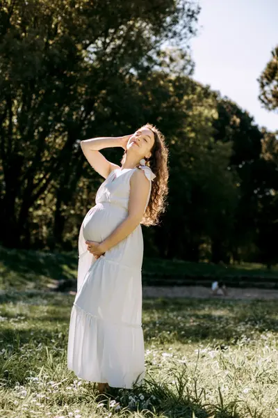 Maternity photoshoot in Porto by Giovana Sioli