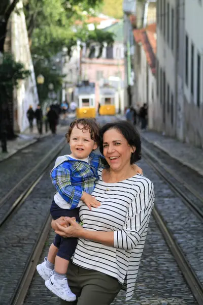 Family photoshoot in Lisbon by Tatiana Ostrower