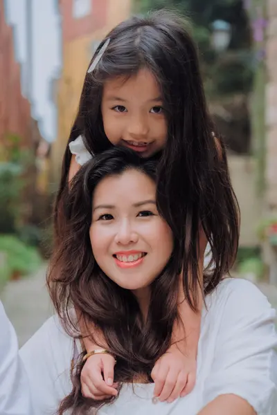 Family photoshoot in Porto by Kristina Brazhnikova