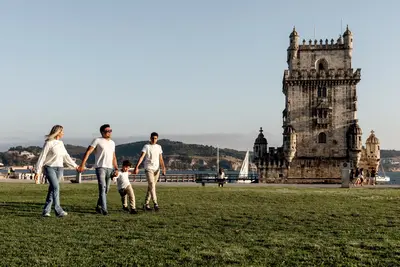 Family photoshoot in Lisbon by Rui Veloso