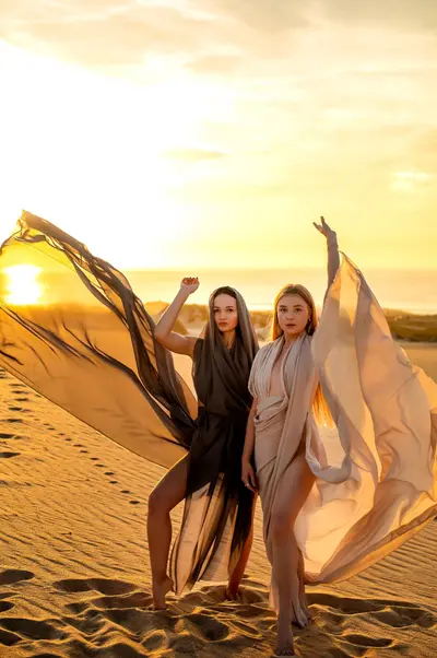 Friends Trip photoshoot in Cascais by Maria Malko