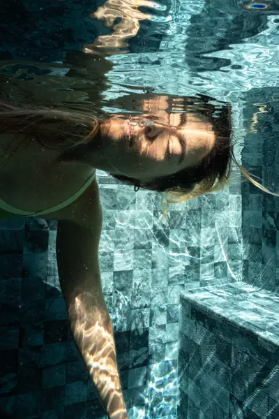 Solo Portrait photoshoot in Costa da Caparica by Sophie Bellmann
